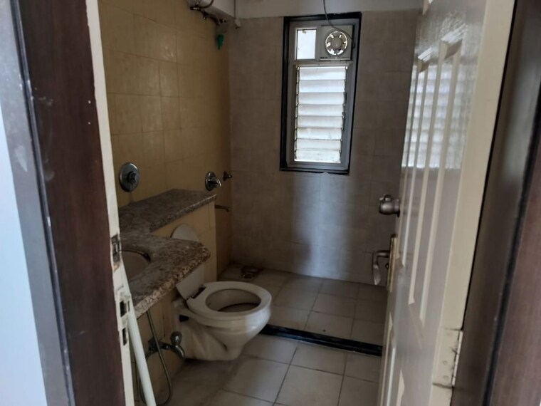 Bathroom, mirchandani-palms 3 Bedroom 1650 Sq.Ft. Apartment In Rahatani Pune 9931757