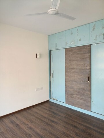 Room in 3 BHK Apartment at Unitech Uniworld Gardens 2, Sector 47 – for Rent