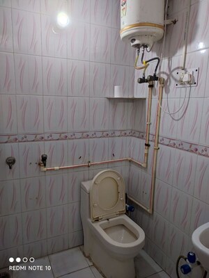 Bathroom in 1 RK Apartment at Park View Apartments Noida, Sector 29 – for Rent