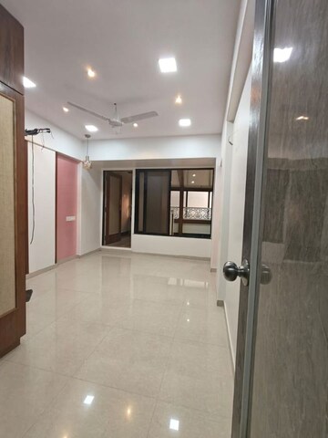 Room in 2.5 BHK Apartment at Siddhivinayak Nivara, Lower Parel – for Rent