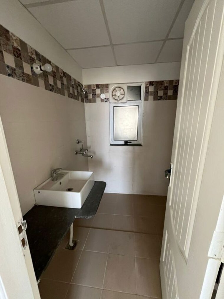 Bathroom, sushma-valencia 3.5 Bedroom 250 Sq.Yd. Apartment In International Airport Road Zirakpur 9931892