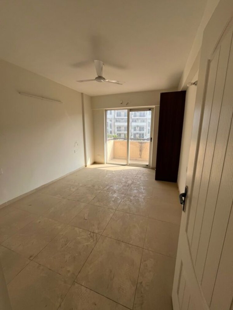 Room, sushma-valencia 3.5 Bedroom 250 Sq.Yd. Apartment In International Airport Road Zirakpur 9931892