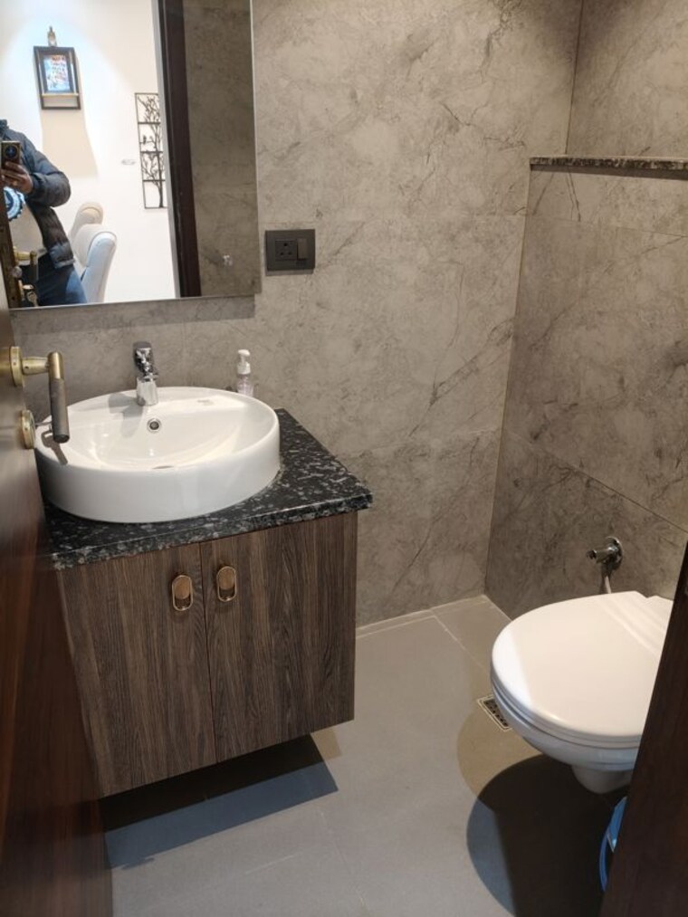 Bathroom, jungpura extension Commercial Office Space in IT/SEZ 250 Sq.Ft. In Jungpura Extension Delhi 9931911