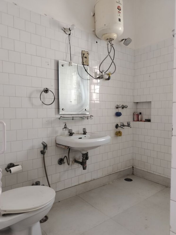 Bathroom, vasant kunj 2 Bedroom 1100 Sq.Ft. Apartment In Vasant Kunj Delhi 9931940