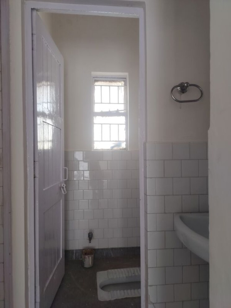 Bathroom, vasant kunj 2 Bedroom 1100 Sq.Ft. Apartment In Vasant Kunj Delhi 9931940