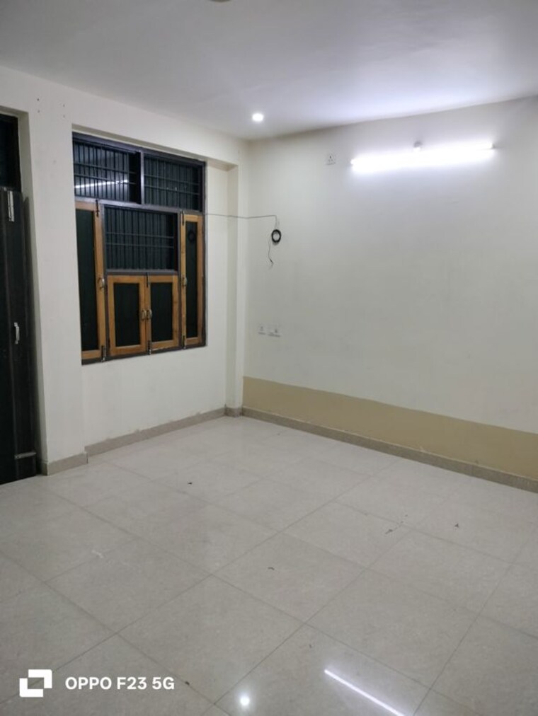 Room, gomti nagar Commercial Office Space 1250 Sq.Ft. In Gomti Nagar Lucknow 9931954