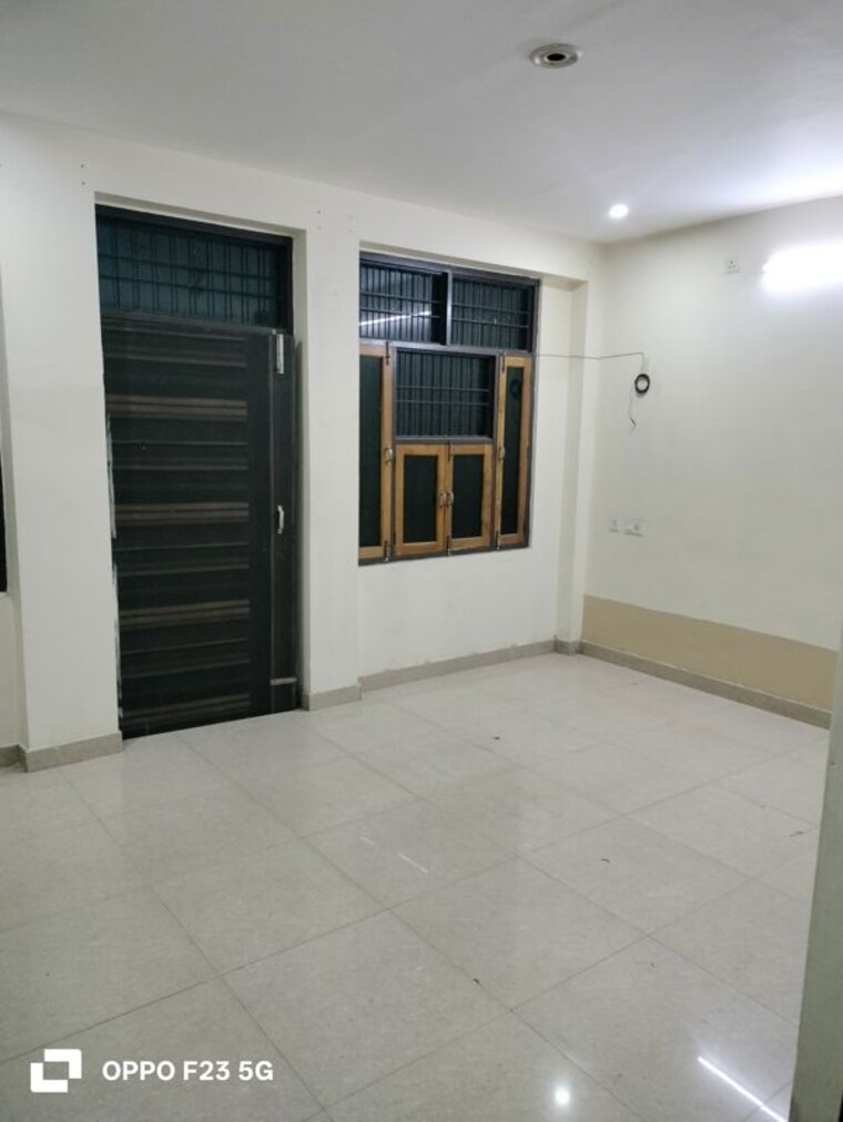 Room, gomti nagar Commercial Office Space 1250 Sq.Ft. In Gomti Nagar Lucknow 9931954