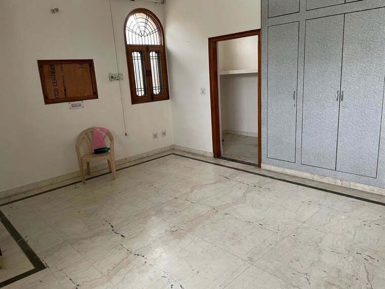 Room, sector 30 2.5 Bedroom 166 Sq.Yd. Independent House In Sector 30 Faridabad 9931970