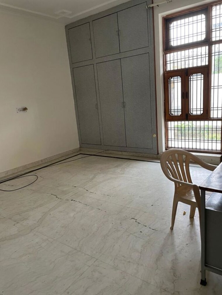 Room, sector 30 2.5 Bedroom 166 Sq.Yd. Independent House In Sector 30 Faridabad 9931970