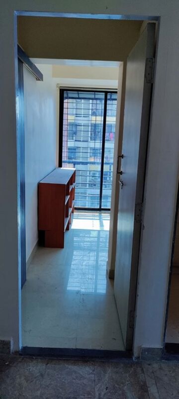 Room in 1 RK Apartment at Thane West – for Sale