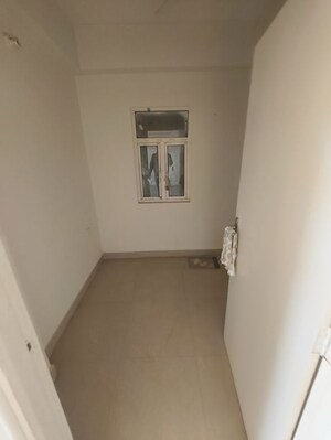 Room in 2.5 BHK Apartment at Unique Sapphire, Mohanpura – for Rent