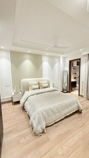 Bedroom in 3.5 BHK Builder Floor at BPTP Green Oaks, Sector 70a – for Sale