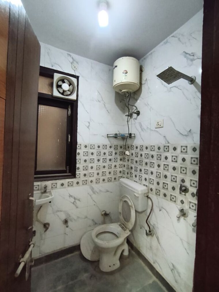 Bathroom, govindpuri 2 Bedroom 60 Sq.Yd. Builder Floor In Govindpuri Delhi 9932050