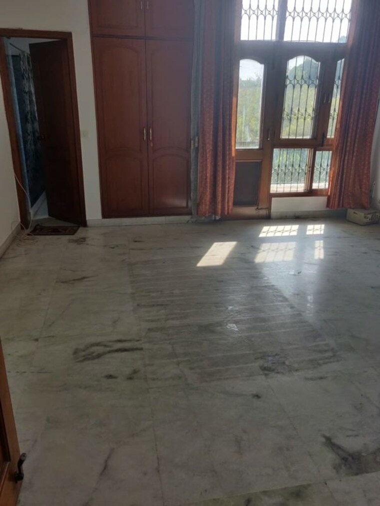 Room, shanti niketan 3 Bedroom 400 Sq.Yd. Apartment In Shanti Niketan Delhi 9932126