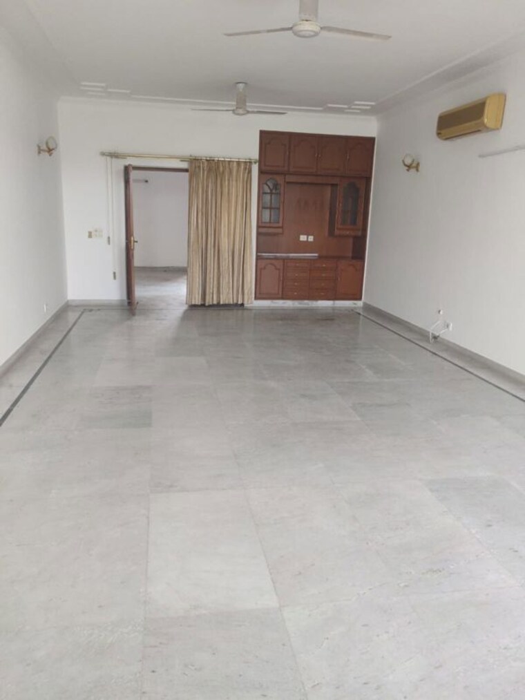 Room, shanti niketan 3 Bedroom 400 Sq.Yd. Apartment In Shanti Niketan Delhi 9932126