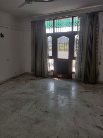 Room in 3 BHK Apartment at Shanti Niketan – for Rent