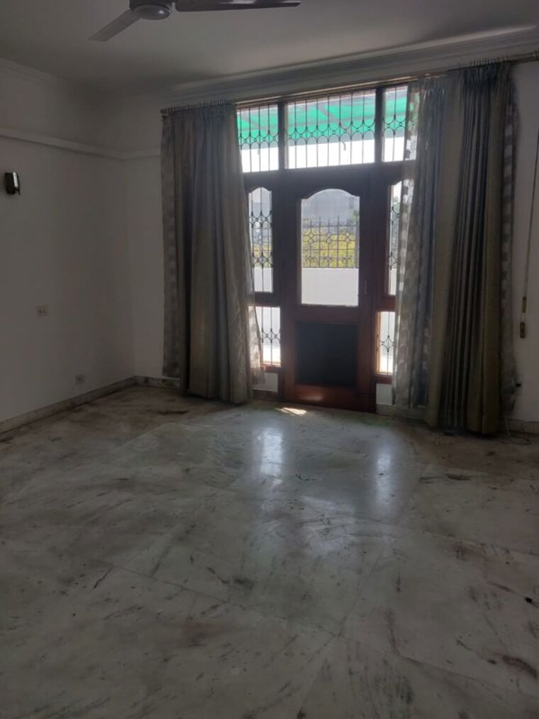 Room, shanti niketan 3 Bedroom 400 Sq.Yd. Apartment In Shanti Niketan Delhi 9932126