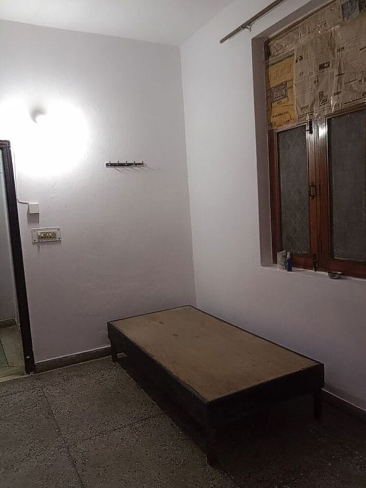 Room, sector 23 2.5 Bedroom 950 Sq.Ft. Independent House In Sector 23 Noida 9932157