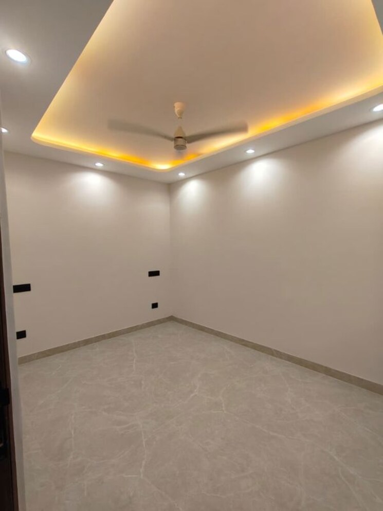 Room, east of kailash 3 Bedroom 1300 Sq.Ft. Builder Floor In East Of Kailash Delhi 9932153