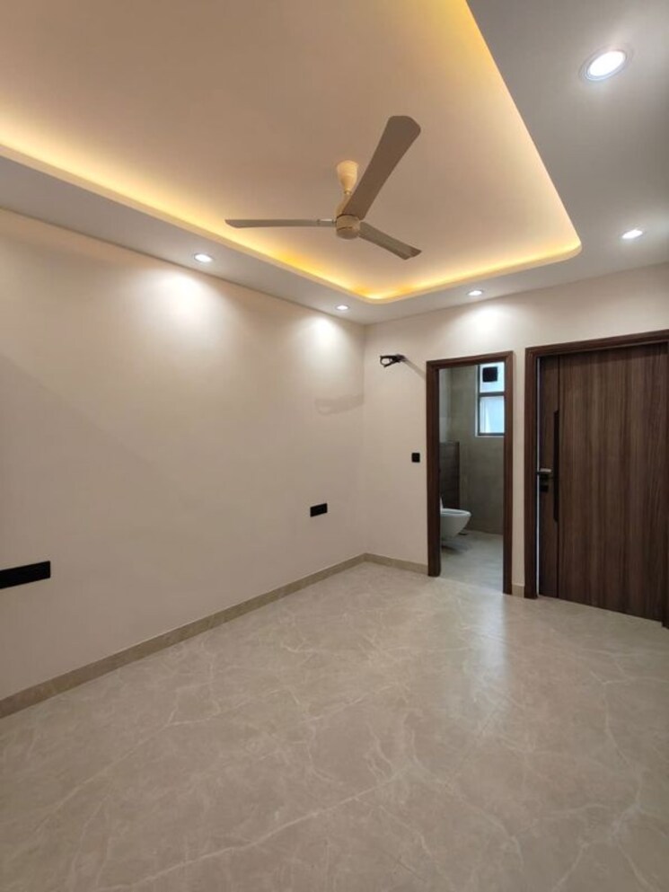 Room, east of kailash 3 Bedroom 1300 Sq.Ft. Builder Floor In East Of Kailash Delhi 9932153