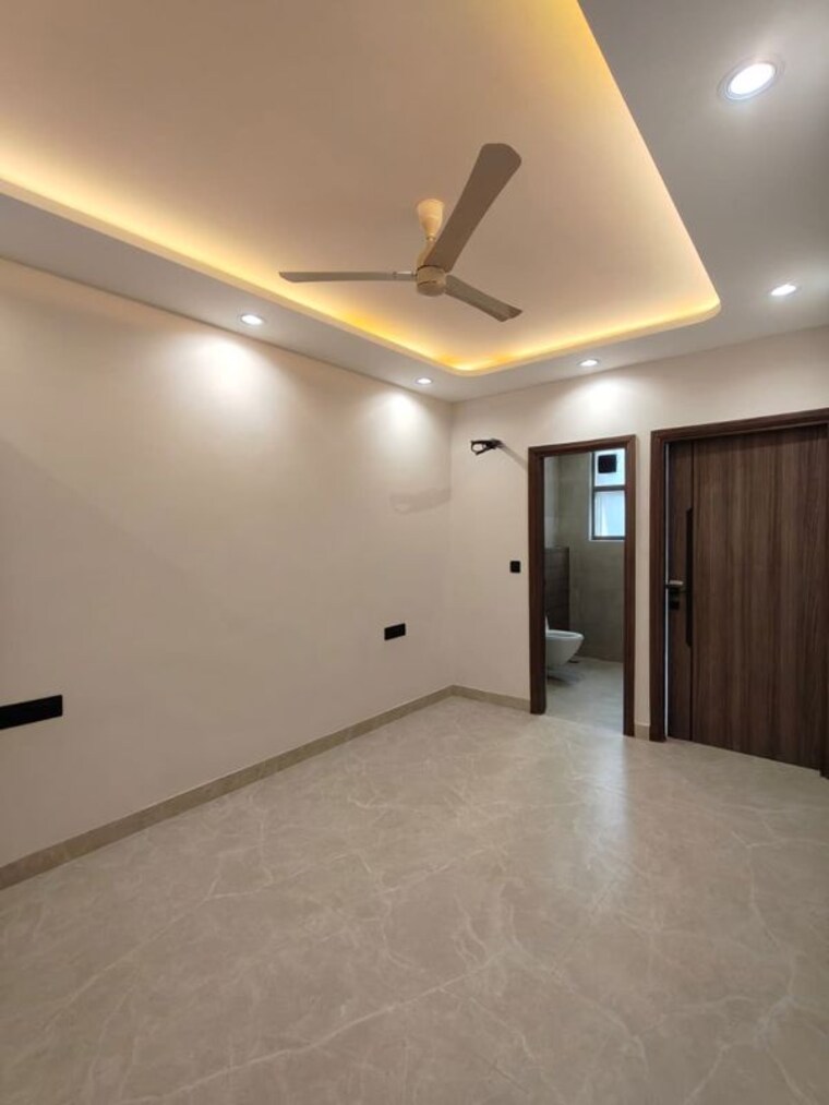 Room, east of kailash 3 Bedroom 1300 Sq.Ft. Builder Floor In East Of Kailash Delhi 9932153