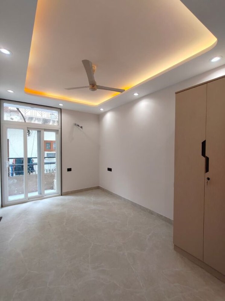 Room, east of kailash 3 Bedroom 1300 Sq.Ft. Builder Floor In East Of Kailash Delhi 9932153