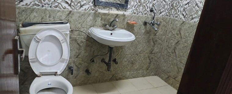 Bathroom, sector 11 dwarka 3 Bedroom 1500 Sq.Ft. Apartment In Sector 11 Dwarka Delhi 9932258