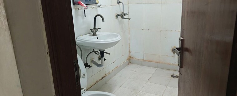 Bathroom, sector 11 dwarka 3 Bedroom 1500 Sq.Ft. Apartment In Sector 11 Dwarka Delhi 9932258