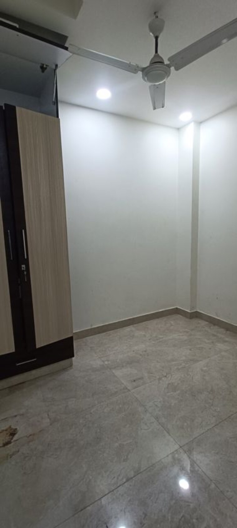Room, rohini sector 7 3 Bedroom 1100 Sq.Ft. Builder Floor In Rohini Sector 7 Delhi 9932266