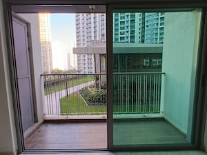 Room in 3.5 BHK Apartment at Kalpataru Immensa C, Kolshet Road – for Rent