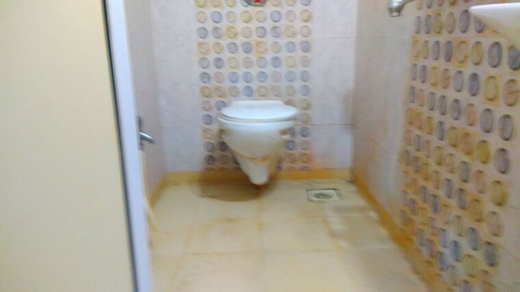 Bathroom, andheri west 1.5 Bedroom 630 Sq.Ft. Apartment In Andheri West Mumbai 9932331