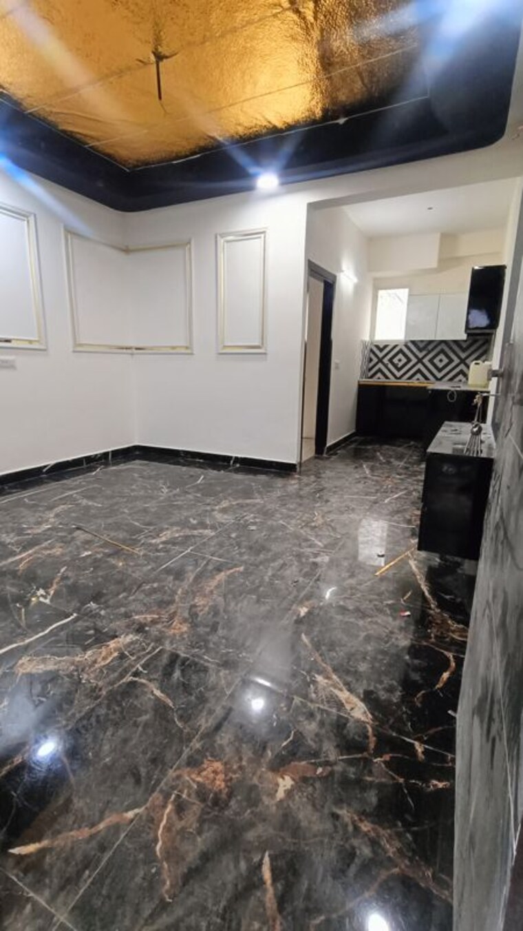  Parking, sector 73 3 Bedroom 1350 Sq.Ft. Builder Floor In Sector 73 Noida 9932387