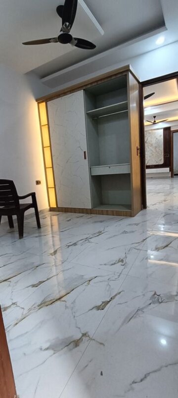 Room in 2 BHK Builder Floor at Sector 73 – for Sale