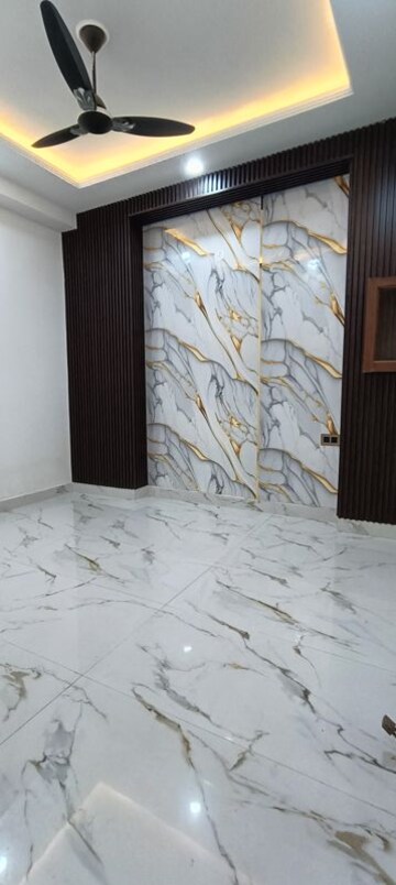 Room in 2 BHK Builder Floor at Sector 73 – for Sale