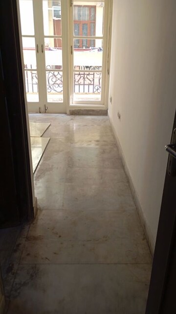 Building Lobby in 3 BHK Apartment at Parsvnath Gardenia, Sector 61 – for Rent