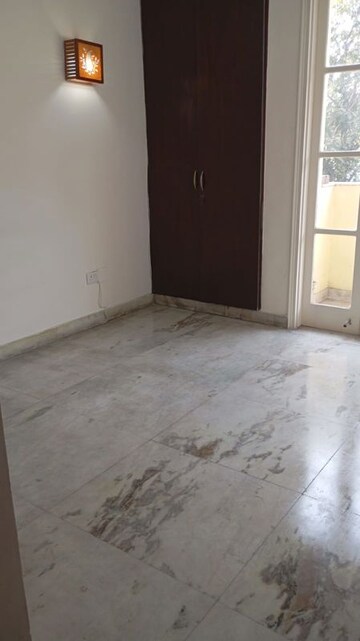 Room in 3 BHK Apartment at Parsvnath Gardenia, Sector 61 – for Rent