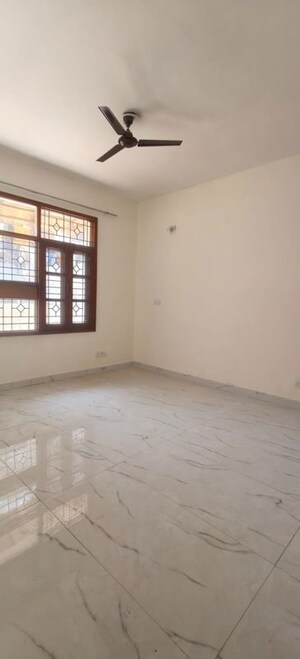 Room in 2.5 BHK Builder Floor at Ansal Plaza Sector-23, Sector 23 – for Rent