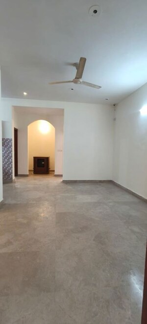 Room in 2.5 BHK Builder Floor at Ansal Plaza Sector-23, Sector 23 – for Rent