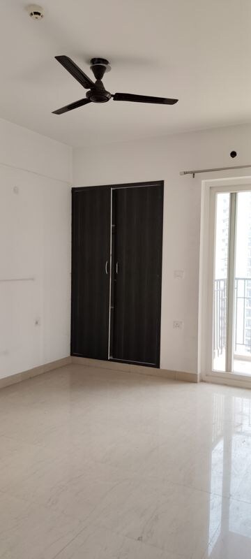 Room in 3 BHK Apartment at ATS Dolce, Zeta I Greater Noida – for Sale
