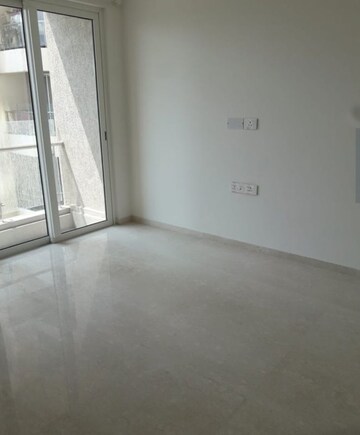 Room in 2 BHK Apartment at Lodha Fiorenza, Goregaon East – for Rent