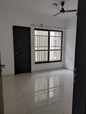 Room in 3 BHK Apartment at Pride World City Kingsbury, Charholi Budruk – for Rent