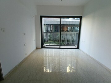 Room in 3.5 BHK Apartment at Kalpataru Immensa, Kolshet Road – for Sale