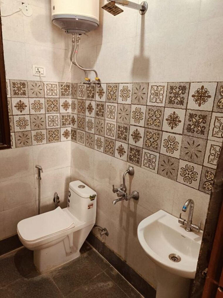 Bathroom, neb sarai 2 Bedroom 800 Sq.Ft. Builder Floor In Neb Sarai Delhi 9932914