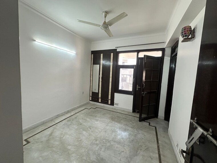 Room, sector 12 3 Bedroom 1500 Sq.Ft. Apartment In Sector 12 Delhi 9932938