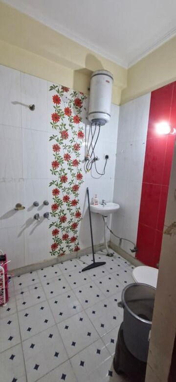 Bathroom in 1.5 BHK Builder Floor at Sector 46 – for Rent