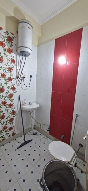 Bathroom in 1.5 BHK Builder Floor at Sector 46 – for Rent