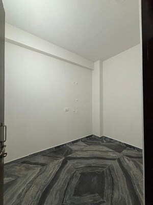 Room in 3 BHK Builder Floor at Empire Floors, Sector 57 – for Rent