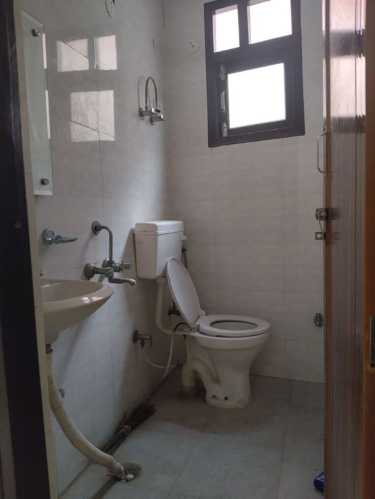 Bathroom, neb sarai 1 Bedroom 450 Sq.Ft. Builder Floor In Neb Sarai Delhi 9933738