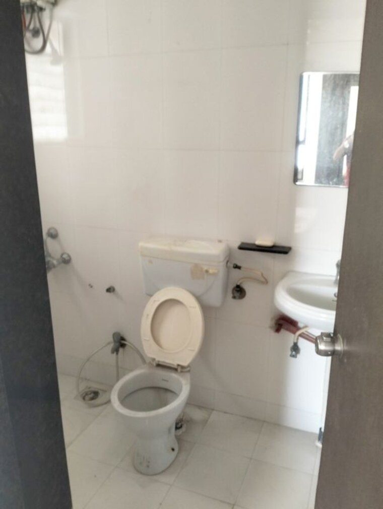 Bathroom, nirmaan-aasamant-phase-i 2 Bedroom 990 Sq.Ft. Apartment In Kondhwa Budruk Pune 9933808
