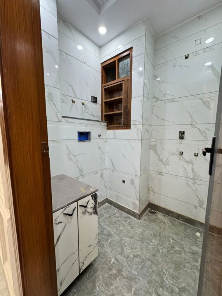 Bathroom, dwarka mor 4 Bedroom 125 Sq.Yd. Builder Floor In Dwarka Mor Delhi 9934409